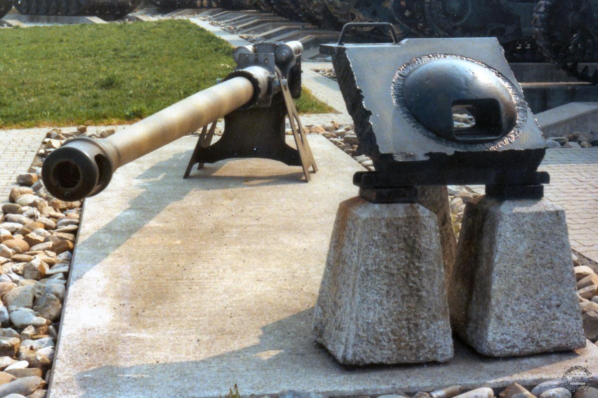 Tiger II tank gun barrel and bow machine-gun mount