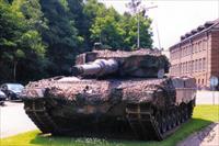A Leopard 2 at Amersfoort. This tank was only put there with some camonetting for a few days because of a ceremony/open day; it was at that time an operational tank (source: L. Delsing).