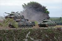 Nearest Leopard, in action at Tankfest 2009, photo by Narco